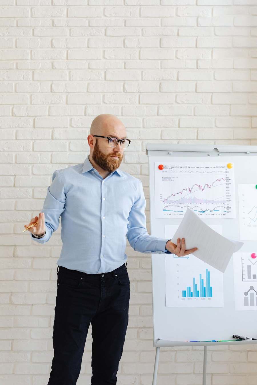 Professionnel expliquant une décision avec des gestes précis pendant une réunion.