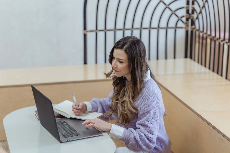 Professionnelle alternant analyse sur ordinateur et prise de notes.