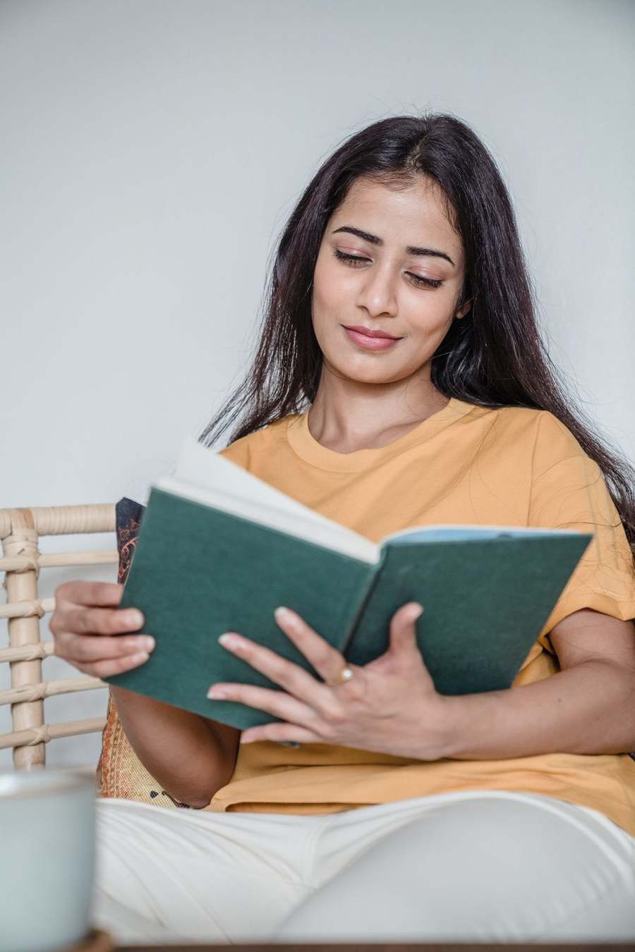 Personne profitant d'un moment paisible avec un livre.