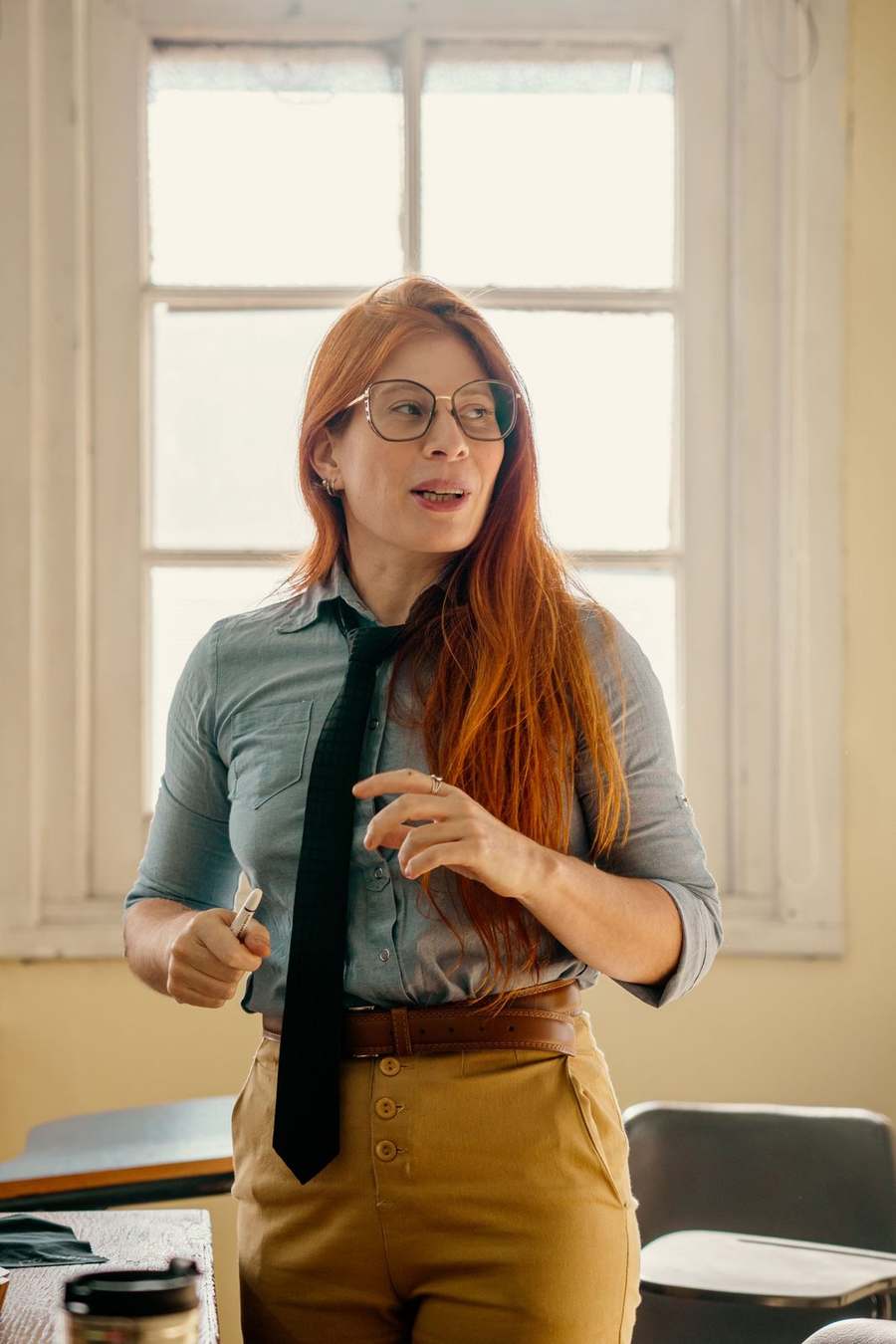 Enseignante expressive animant un échange avec ses élèves.